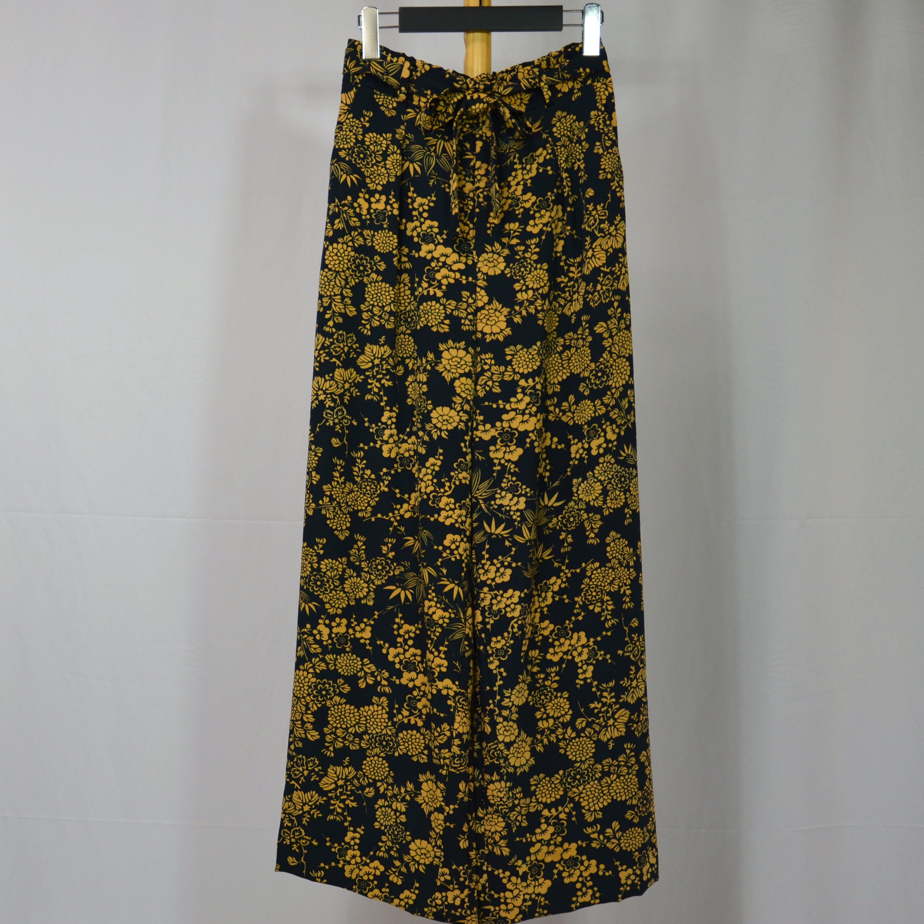 くっきりと印象深い洒落小紋をカジュアルダウンしたワイドパンツ