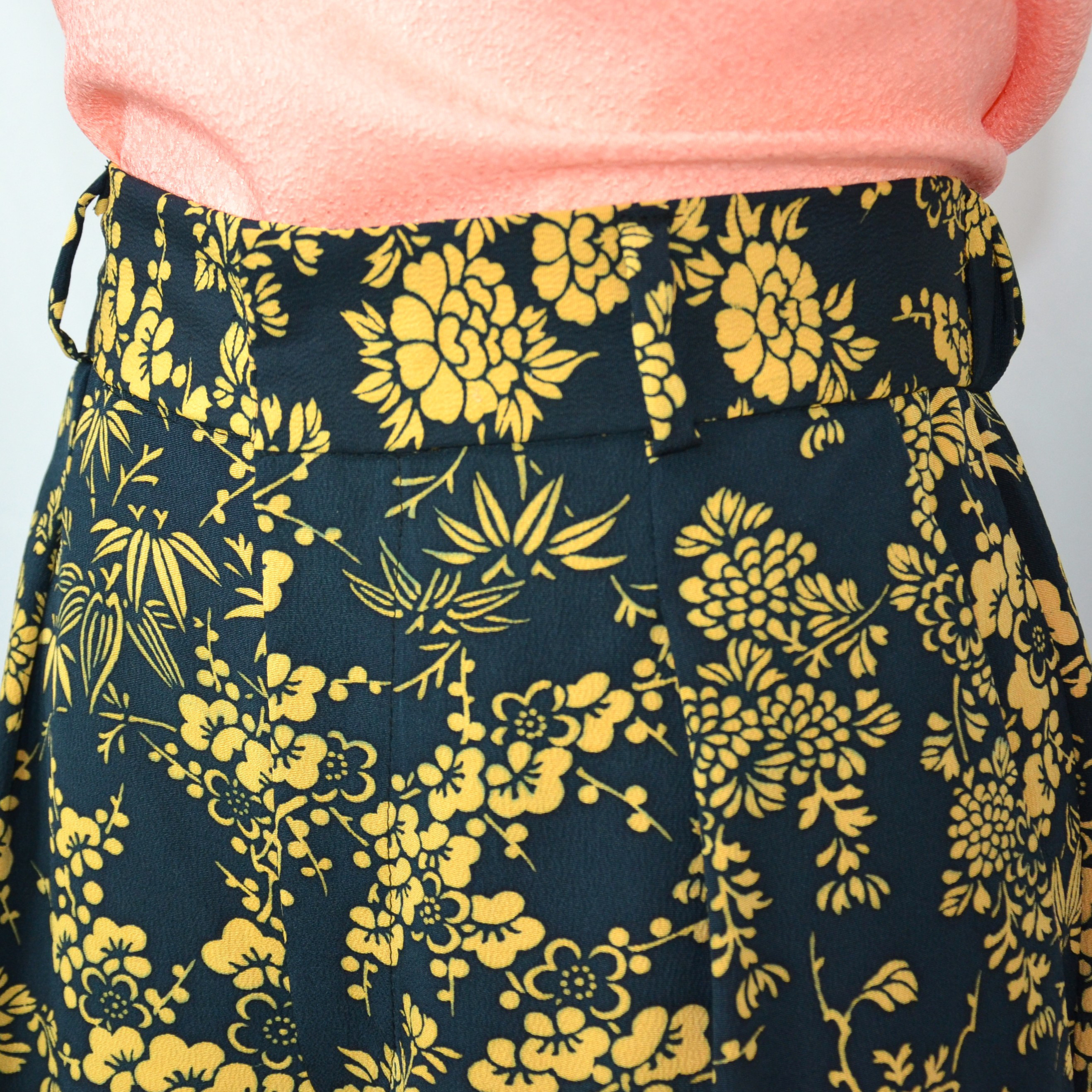 くっきりと印象深い洒落小紋をカジュアルダウンしたワイドパンツ