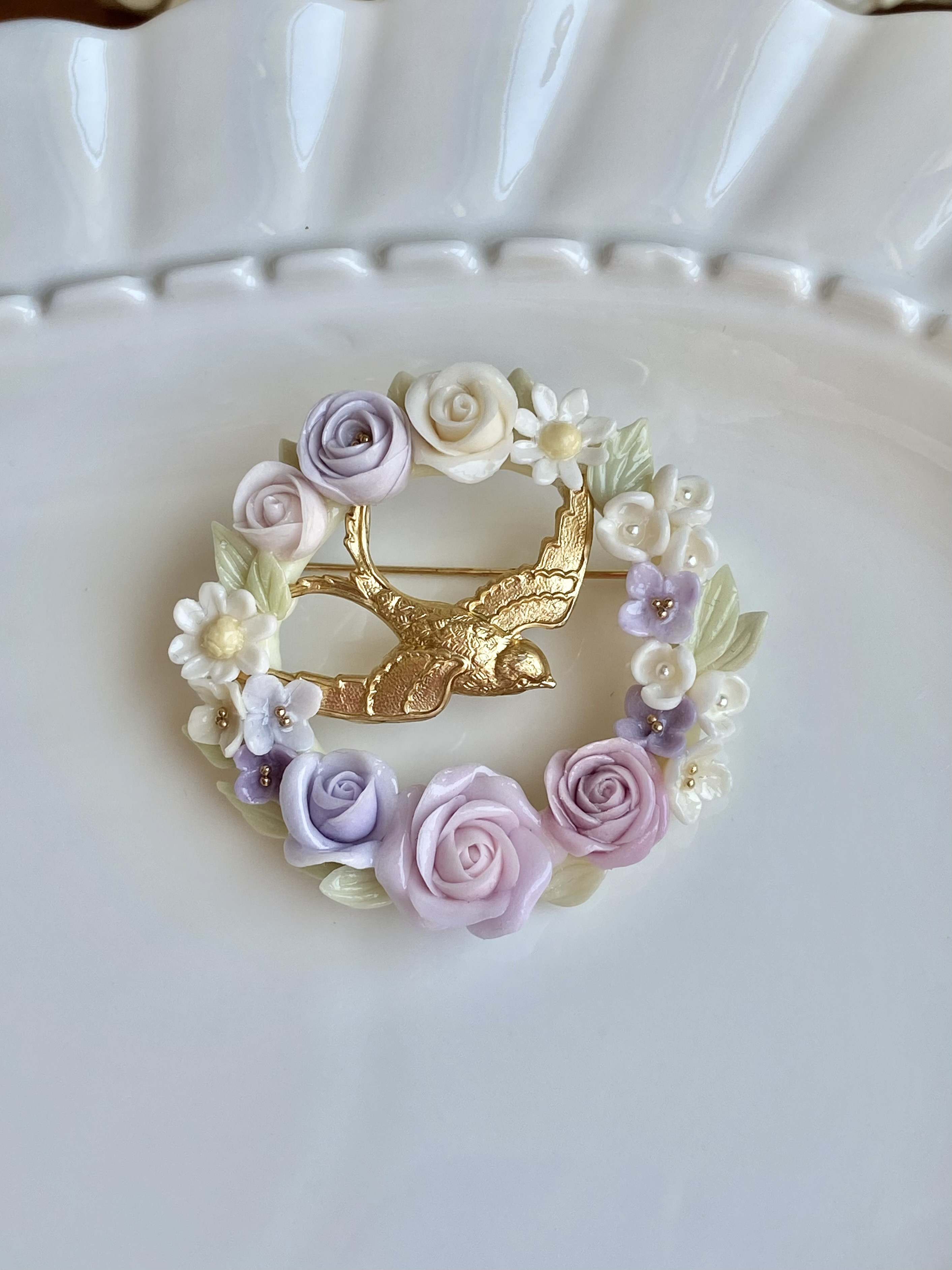 ツバメのブローチ　紫のバラ　クレイアートアクセサリー　手作り　一点もの