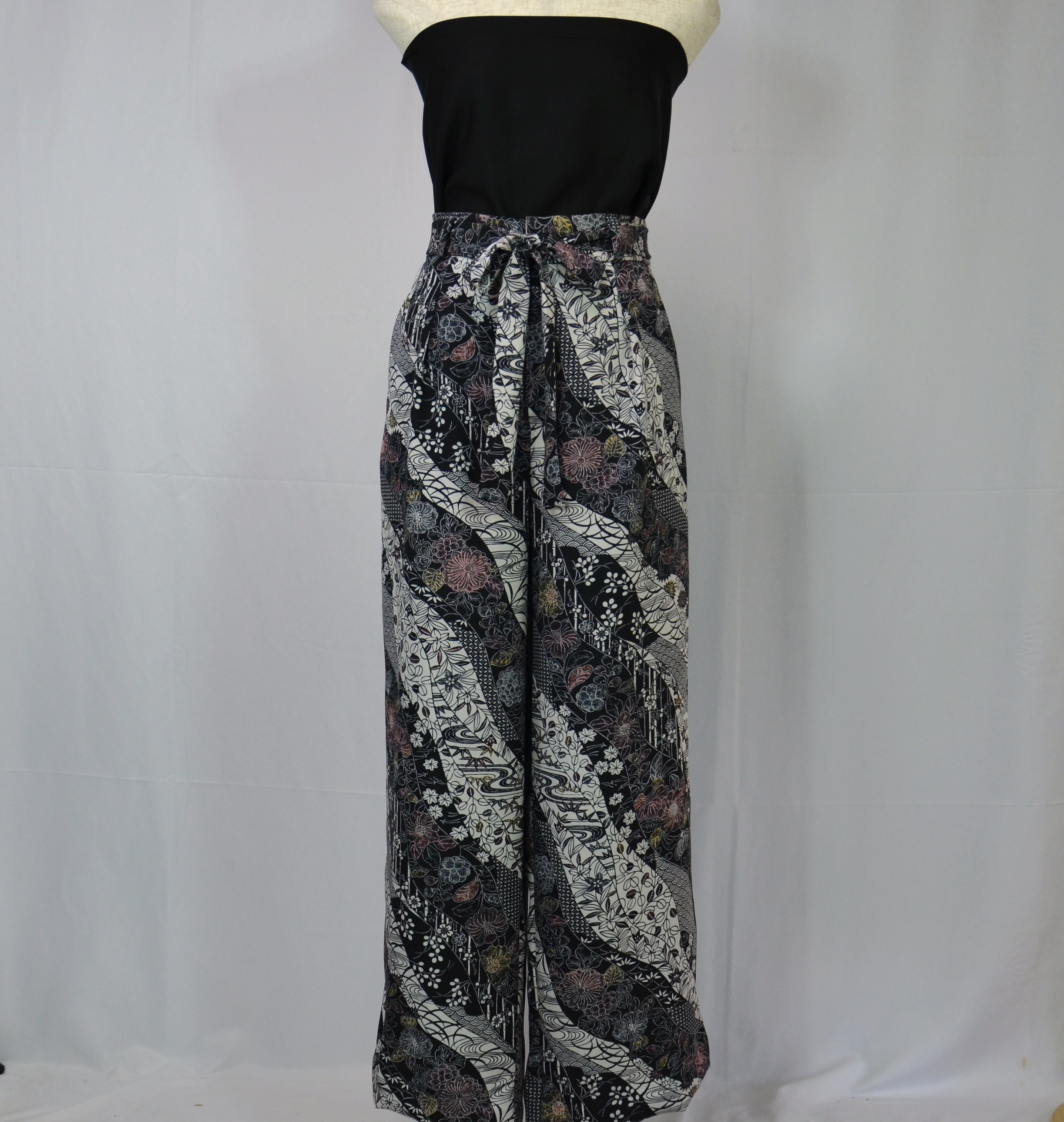 辻が花と紅型のコラボレーションに、モノトーンスパイラルが時代を映すワイドパンツ