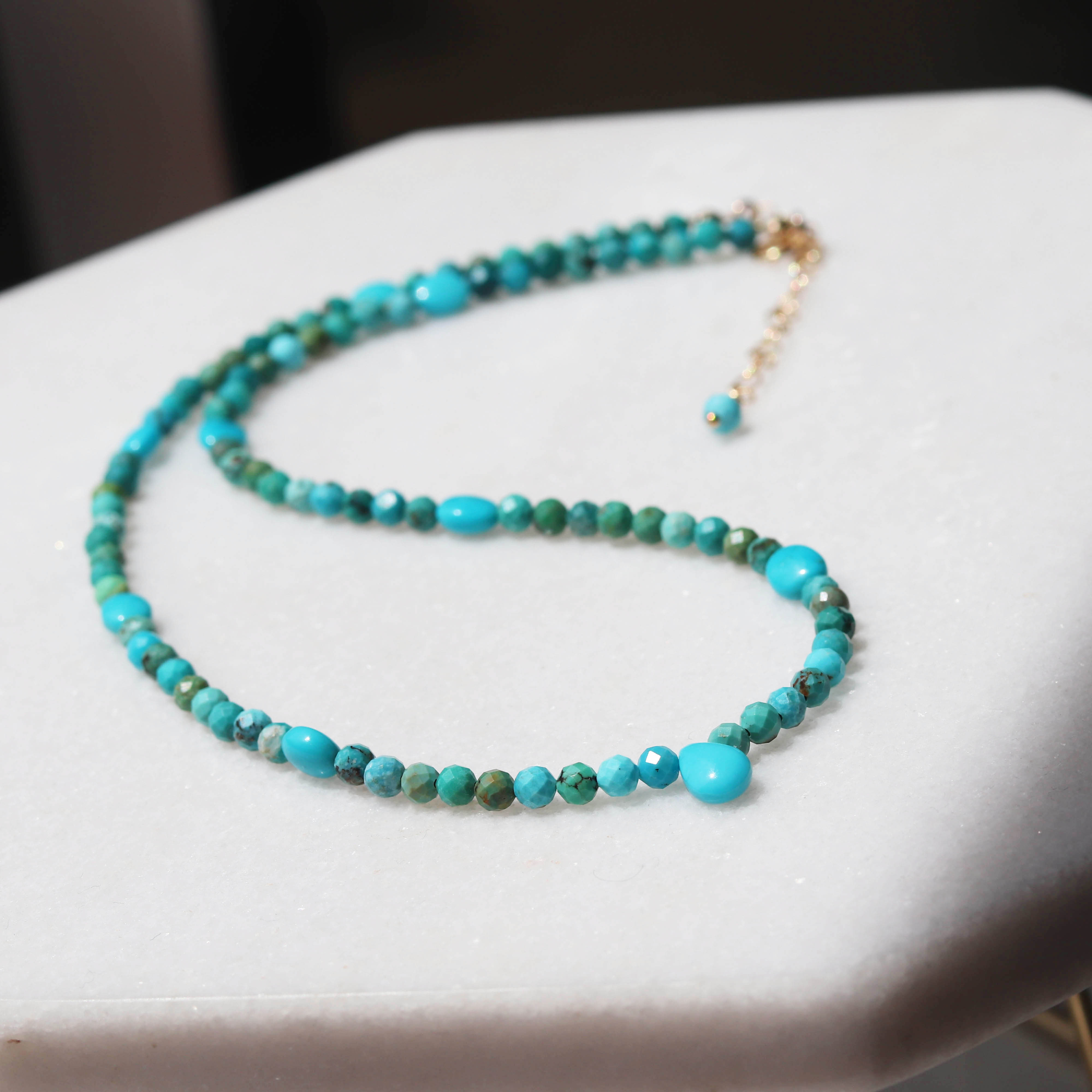 煌めくターコイズのネックレス　天然石ジュエリー・アクセサリー　秋冬のおしゃれに　オーラを纏う　12月　誕生日ギフト
