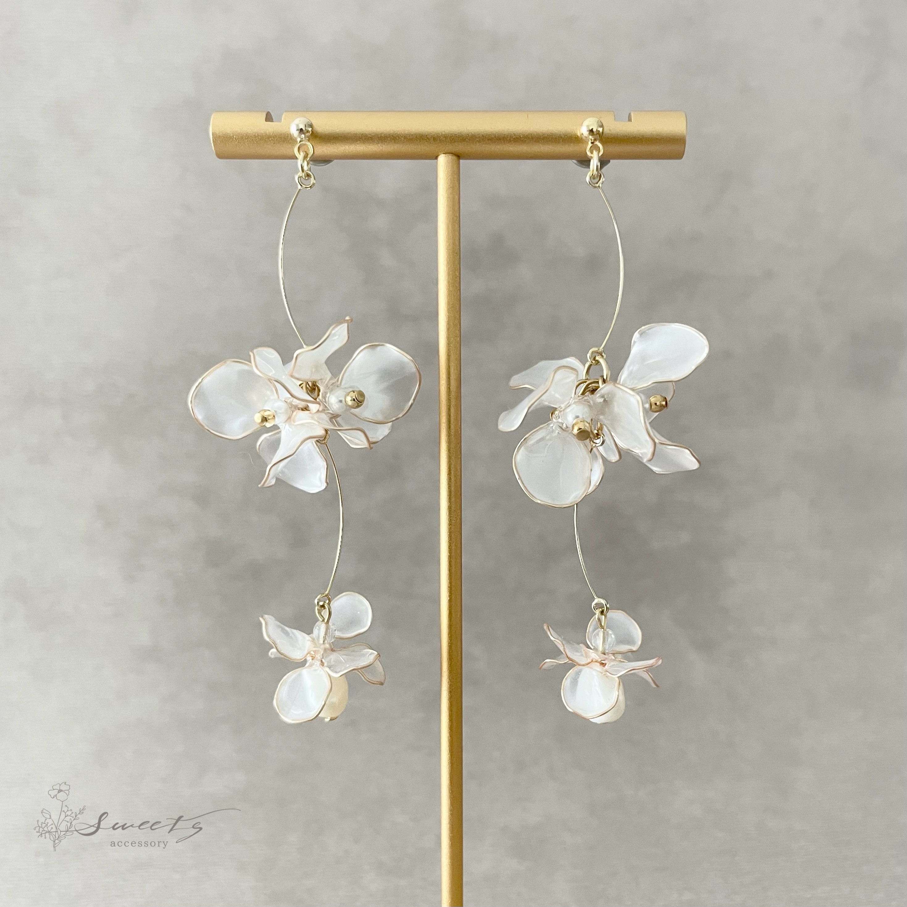 【fleurs 〜ﾌﾙｰﾙ〜】ウェーブフラワーの耳飾り ピアス・イヤリング