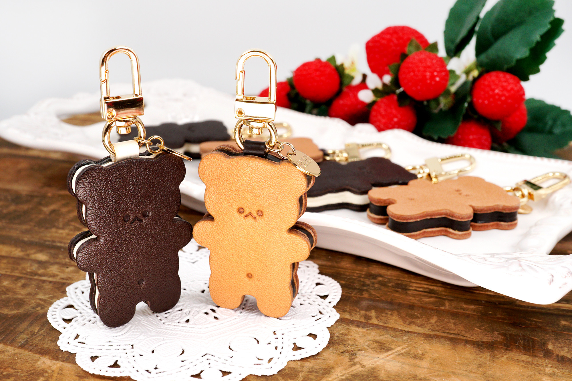 くまちゃんクッキーサンドのキーホルダー（本革製）／お菓子な革小物