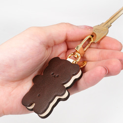 くまちゃんクッキーサンドのキーホルダー（本革製）／お菓子な革小物 16枚目の画像