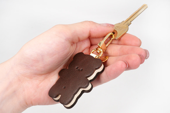 くまちゃんクッキーサンドのキーホルダー（本革製）／お菓子な革小物 16枚目の画像