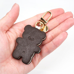 くまちゃんクッキーサンドのキーホルダー（本革製）／お菓子な革小物 5枚目の画像