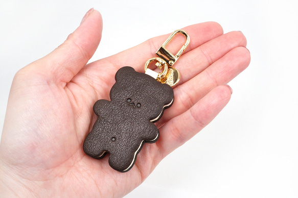 くまちゃんクッキーサンドのキーホルダー（本革製）／お菓子な革小物 5枚目の画像