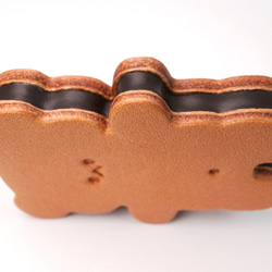 くまちゃんクッキーサンドのキーホルダー（本革製）／お菓子な革小物 8枚目の画像
