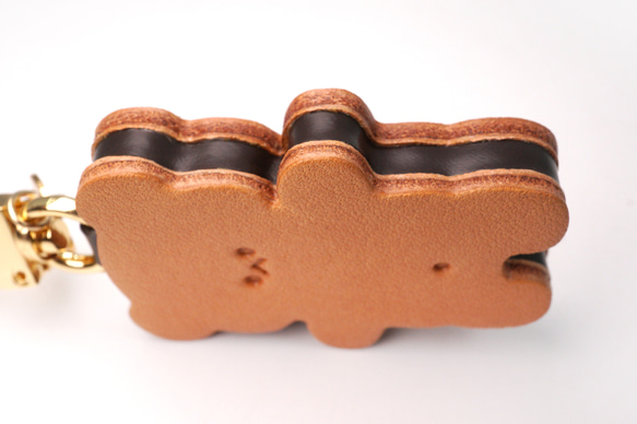 くまちゃんクッキーサンドのキーホルダー（本革製）／お菓子な革小物 8枚目の画像