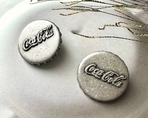【ヴィンテージ】コカコーラ　Coca-Cola 1970年代 金属製置物 1個 約27mm 1970s ヴィンテージ コカコーラ キャップ チャーム 合金製