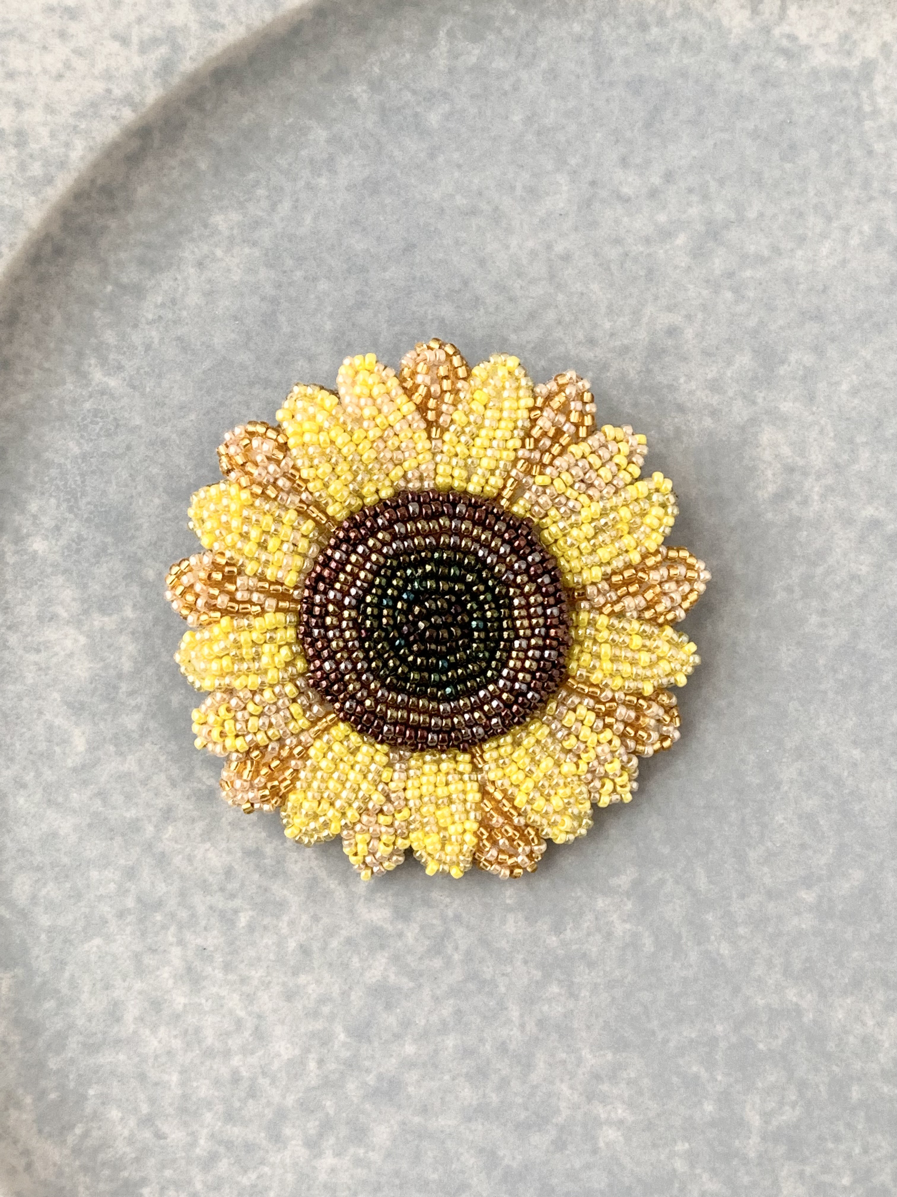 みの 洋梨 プルーン ひまわり ビーズ 刺繍ブローチ みの様 専用 洋梨 プルーン ひまわり ビーズ 刺繍ブローチ