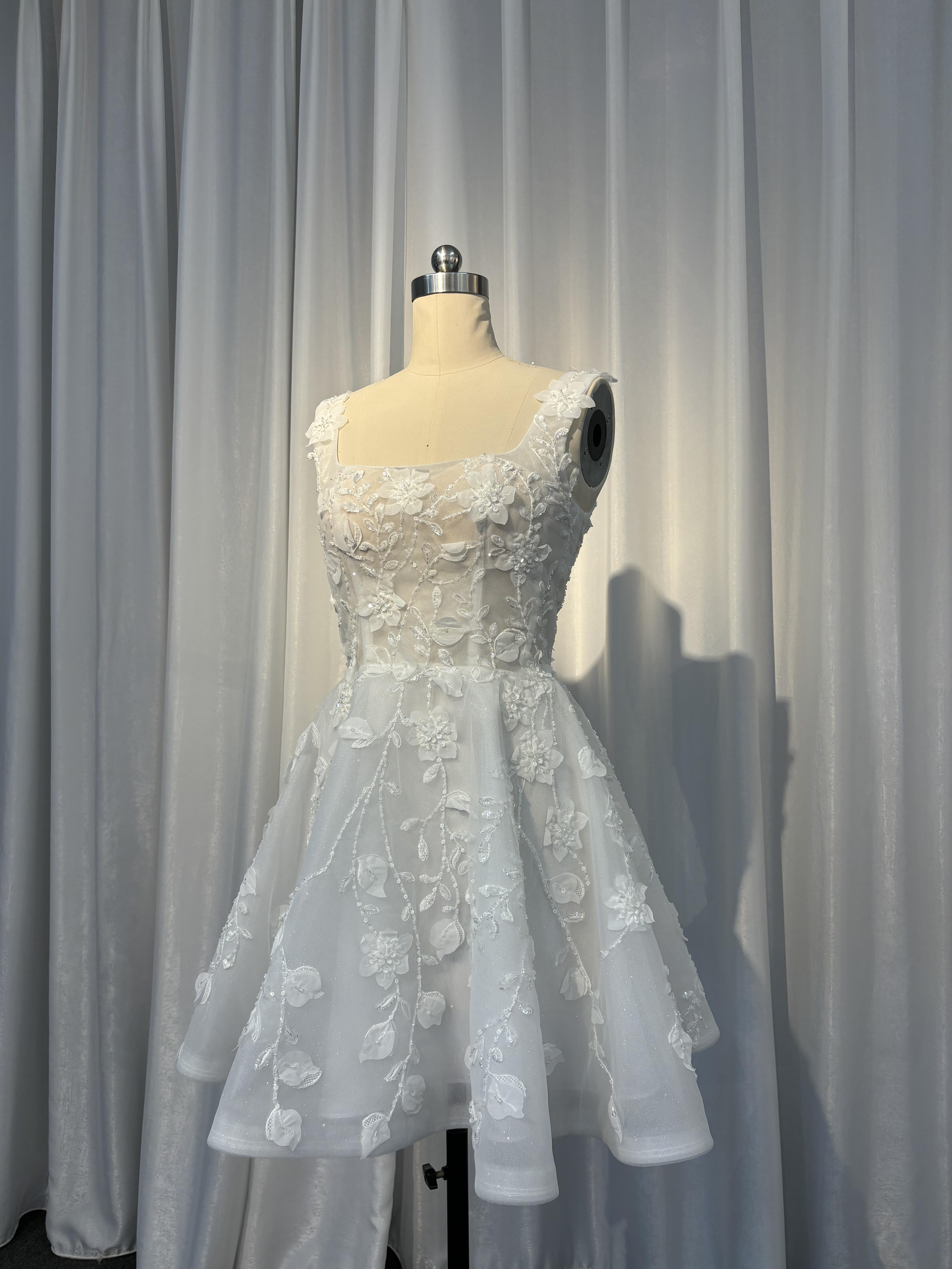 韓国風　キラキラグッリター　小枝刺繍　スクエアネック　フレアスカート　白いミニドレス　チュール　パーティードレス上品優雅