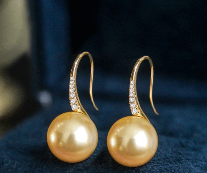 【La Corser】ハイヒールシェイプ 10-12mm 南洋ゴールドビーズイヤリング 18Kゴールドにダイヤモンドをちりばめた