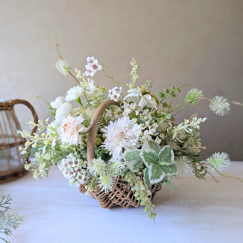 【SALE】グリーンとホワイトのバスケットアレンジメント