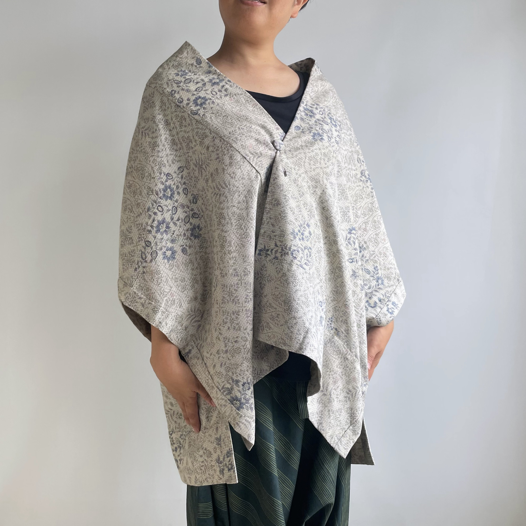 【1点もの】さんかく羽織 ブローチ付き -絹 着物地 白の亀甲地に青の花柄  TRH611