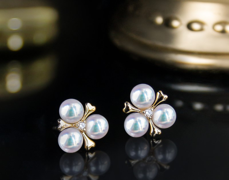 【La Corser】和風3珠デザイン 日本製 4.5-5mm アコヤ海水真珠ピアス 18Kゴールド 小花型ピアス ミラー加工