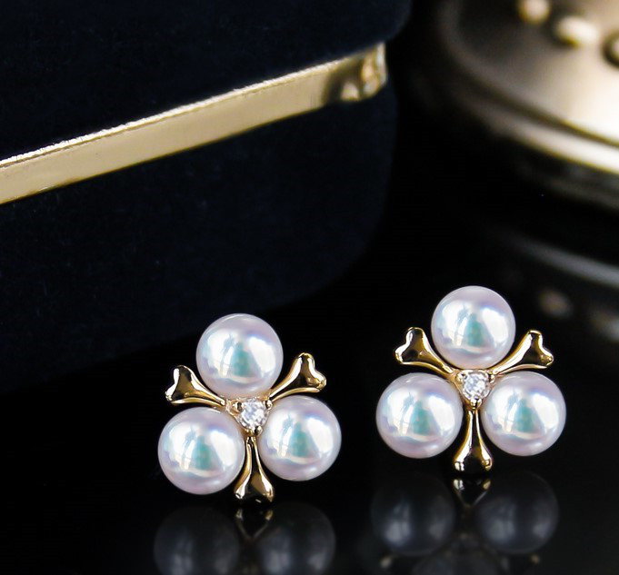 【La Corser】和風3珠デザイン 日本製 4.5-5mm アコヤ海水真珠ピアス 18Kゴールド 小花型ピアス ミラー加工