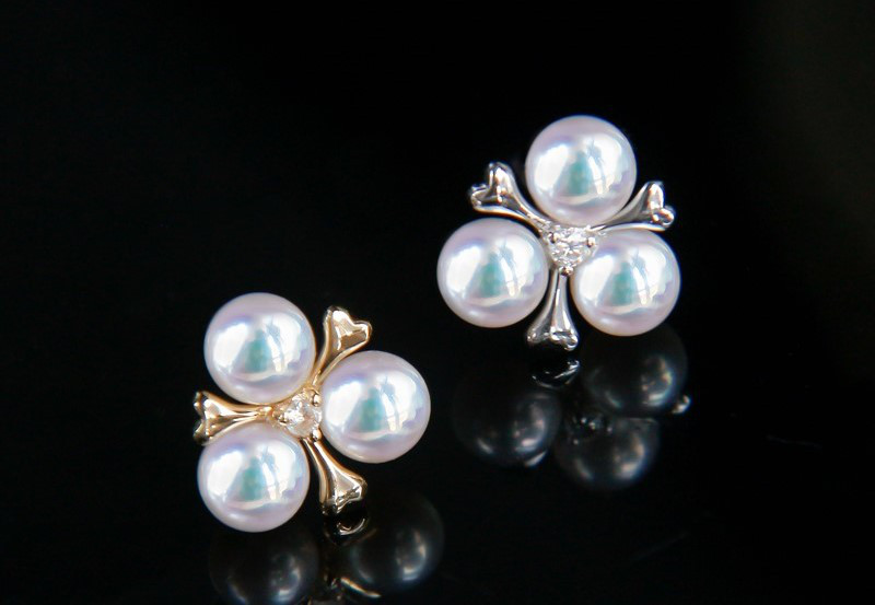 【La Corser】和風3珠デザイン 日本製 4.5-5mm アコヤ海水真珠ピアス 18Kゴールド 小花型ピアス ミラー加工