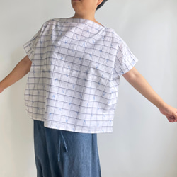 【1点もの】横づかいの幅広プルオーバー 袖付き 総手縫い -浴衣地 白地に黒細線の格子と青の絣柄  POW627 1枚目の画像