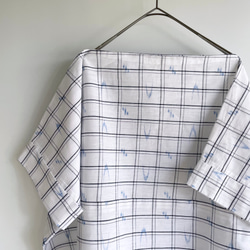 【1点もの】横づかいの幅広プルオーバー 袖付き 総手縫い -浴衣地 白地に黒細線の格子と青の絣柄  POW627 9枚目の画像