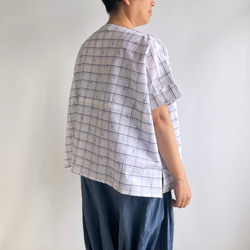 【1点もの】横づかいの幅広プルオーバー 袖付き 総手縫い -浴衣地 白地に黒細線の格子と青の絣柄  POW627 6枚目の画像