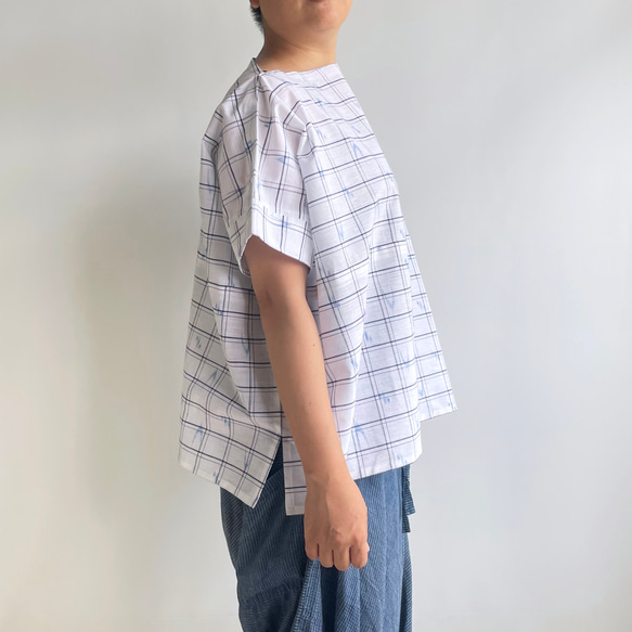 【1点もの】横づかいの幅広プルオーバー 袖付き 総手縫い -浴衣地 白地に黒細線の格子と青の絣柄  POW627 5枚目の画像