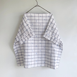 【1点もの】横づかいの幅広プルオーバー 袖付き 総手縫い -浴衣地 白地に黒細線の格子と青の絣柄  POW627 8枚目の画像