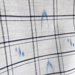 【1点もの】横づかいの幅広プルオーバー 袖付き 総手縫い -浴衣地 白地に黒細線の格子と青の絣柄  POW627 11枚目の画像