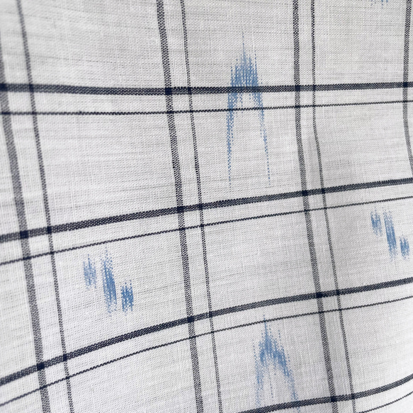 【1点もの】横づかいの幅広プルオーバー 袖付き 総手縫い -浴衣地 白地に黒細線の格子と青の絣柄  POW627 11枚目の画像