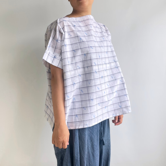 【1点もの】横づかいの幅広プルオーバー 袖付き 総手縫い -浴衣地 白地に黒細線の格子と青の絣柄  POW627 2枚目の画像