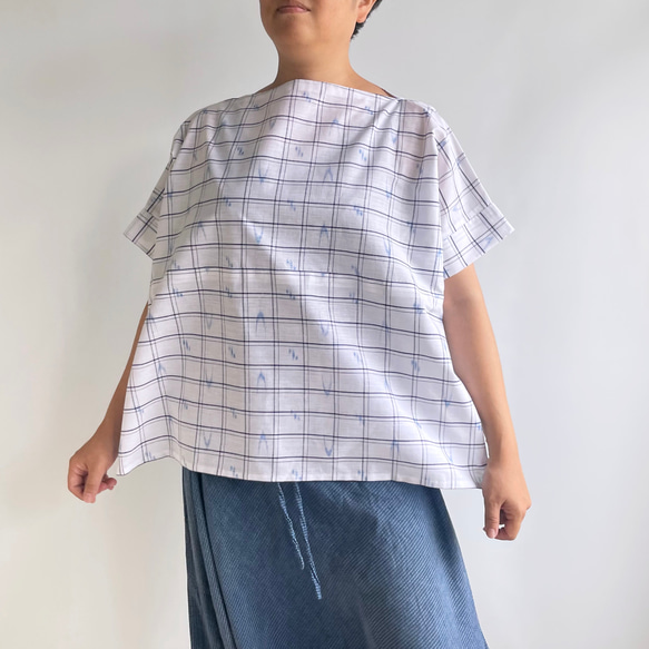 【1点もの】横づかいの幅広プルオーバー 袖付き 総手縫い -浴衣地 白地に黒細線の格子と青の絣柄  POW627 4枚目の画像