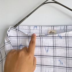 【1点もの】横づかいの幅広プルオーバー 袖付き 総手縫い -浴衣地 白地に黒細線の格子と青の絣柄  POW627 10枚目の画像