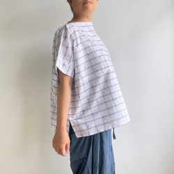 【1点もの】横づかいの幅広プルオーバー 袖付き 総手縫い -浴衣地 白地に黒細線の格子と青の絣柄  POW627 7枚目の画像