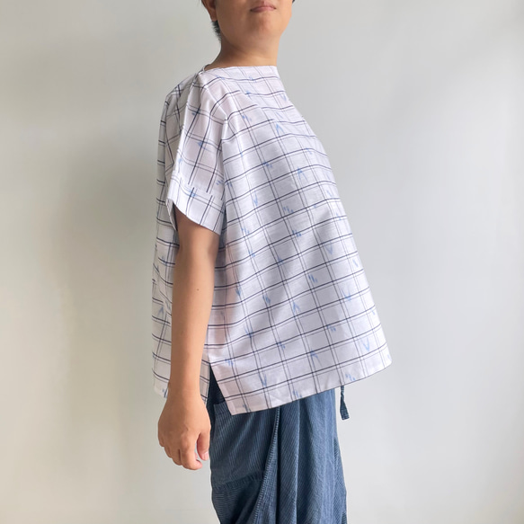 【1点もの】横づかいの幅広プルオーバー 袖付き 総手縫い -浴衣地 白地に黒細線の格子と青の絣柄  POW627 7枚目の画像