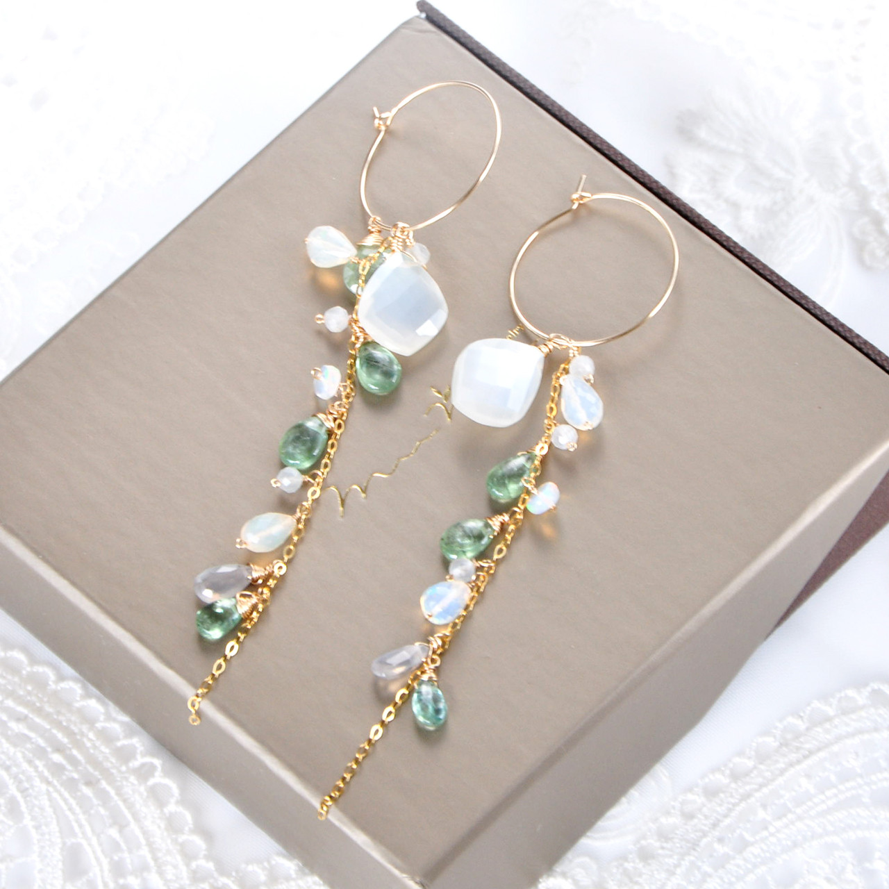 「白と青葉の ゆらり」  14kgf/ホワイトムーンストーンxグリーンカイヤナイトフープ3wayピアス14kgf