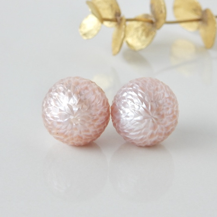 〖カービング/ピンク13.5mm〗淡水パールスタッドピアス 14kgf【1751】