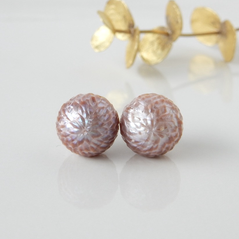 〖カービング/モーヴ11mm〗淡水パールスタッドピアス/イヤリング 14kgf【1752】