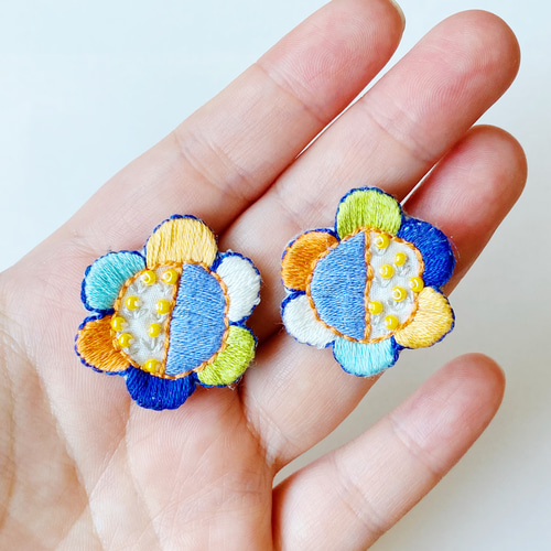 K104】刺繍糸フラワーピアス カラフルポップ 手編み