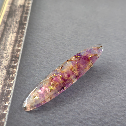 ピンクとパープルのスターチスのドライフラワーとゴールド箔のレジンの