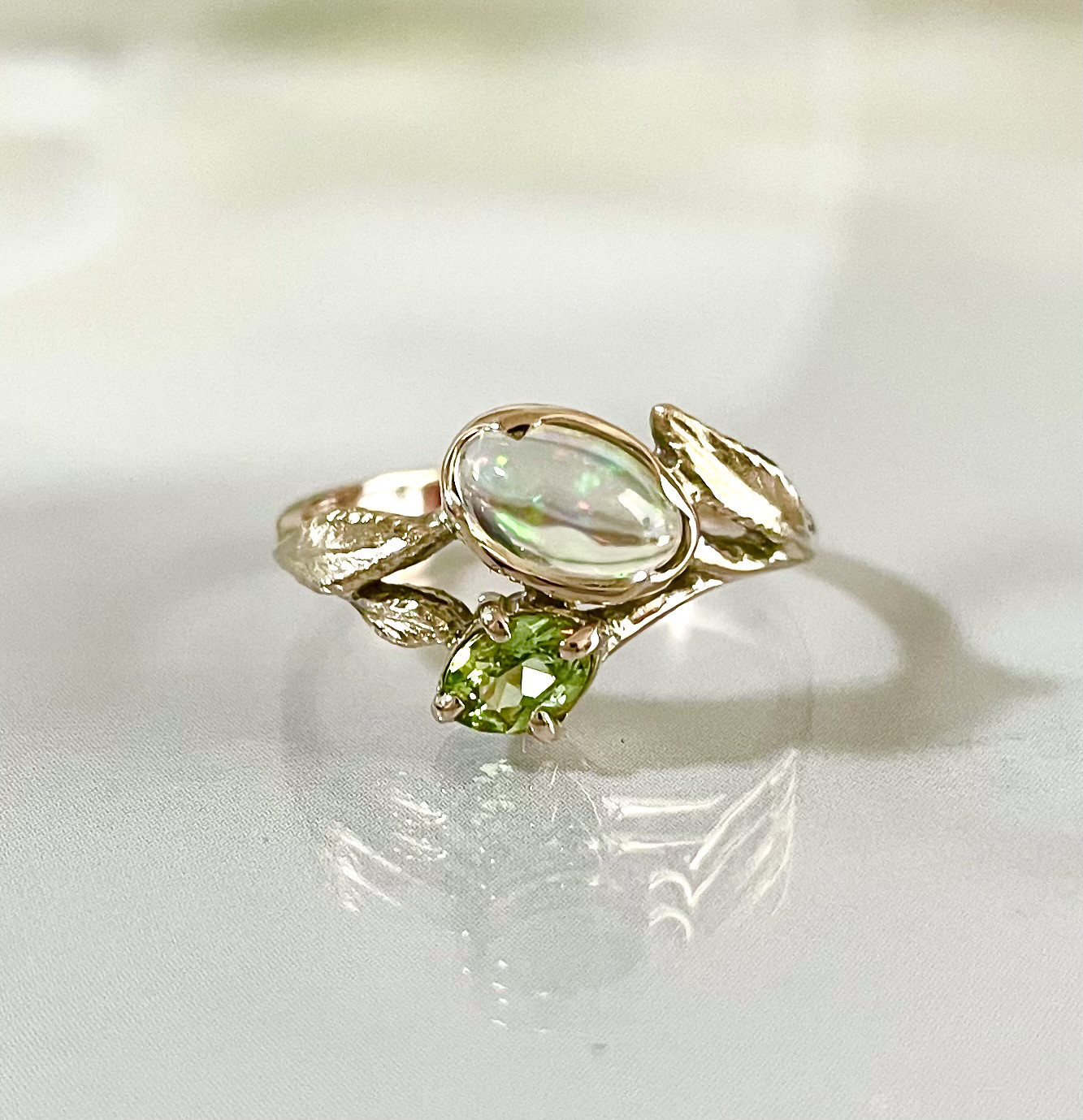 ミントガーネットとオパールのK10の指輪