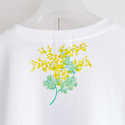 小枝ミモザ柄手描きTシャツ ミモザを一輪手描き描いたTシャツ 4枚目の画像