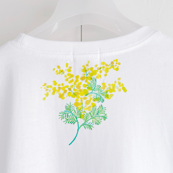 小枝ミモザ柄手描きTシャツ ミモザを一輪手描き描いたTシャツ 4枚目の画像