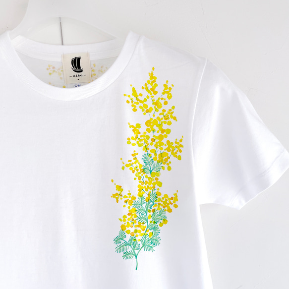 小枝ミモザ柄手描きTシャツ ミモザを一輪手描き描いたTシャツ 2枚目の画像