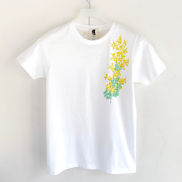小枝ミモザ柄手描きTシャツ ミモザを一輪手描き描いたTシャツ 1枚目の画像