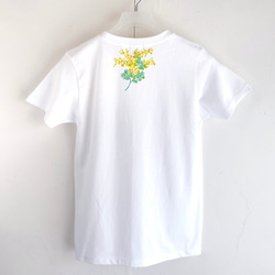 小枝ミモザ柄手描きTシャツ ミモザを一輪手描き描いたTシャツ 3枚目の画像