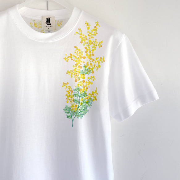 小枝ミモザ柄手描きTシャツ ミモザを一輪手描き描いたTシャツ 6枚目の画像