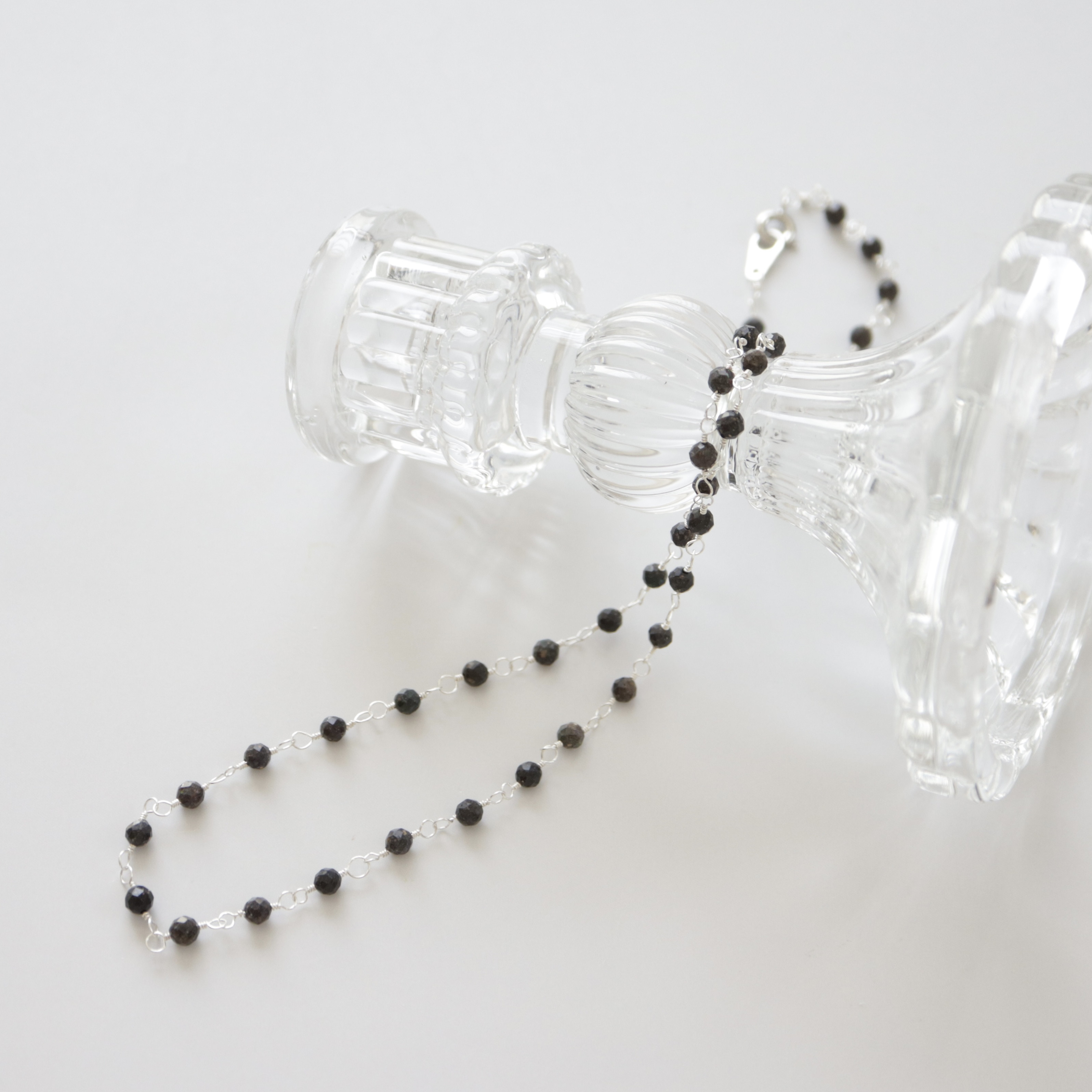 ブラックマトリックスオパールのネックレス《星影のきらめき》｜3mm天然石ビーズの連なりが美しいシンプルアクセサリー