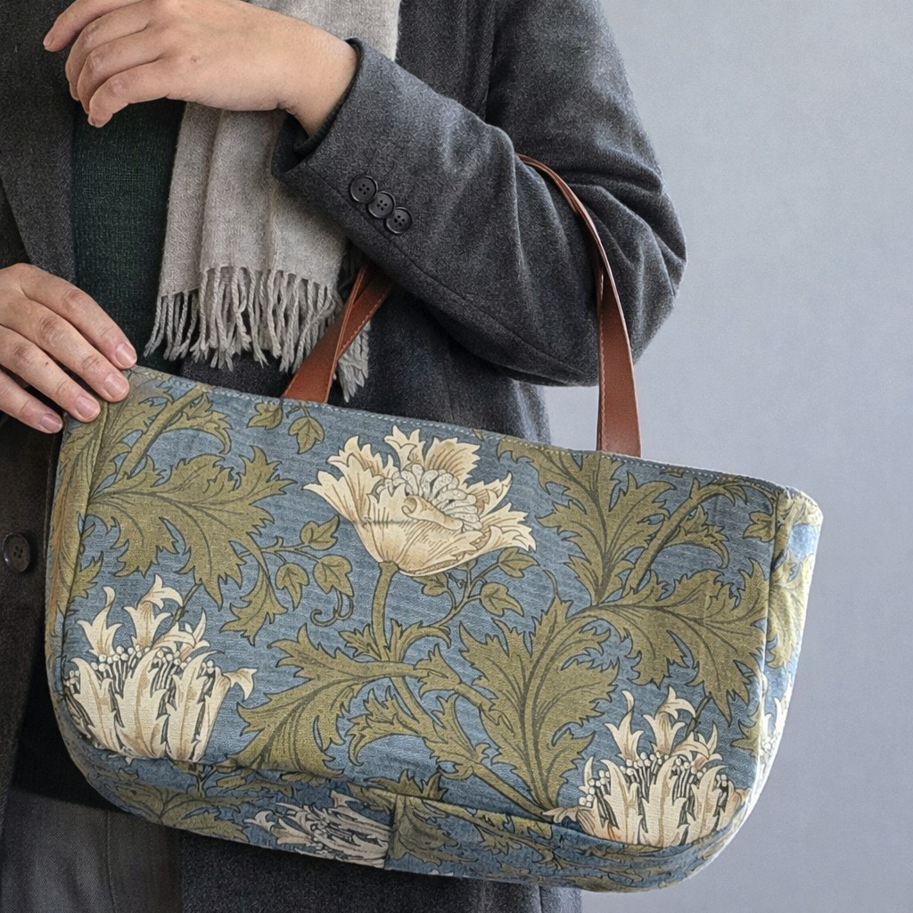 軽やかで品よく使える大人のトート｜アロナブルー アネモネ　ウィリアムモリス　横長トート　ヌメ革　帆布