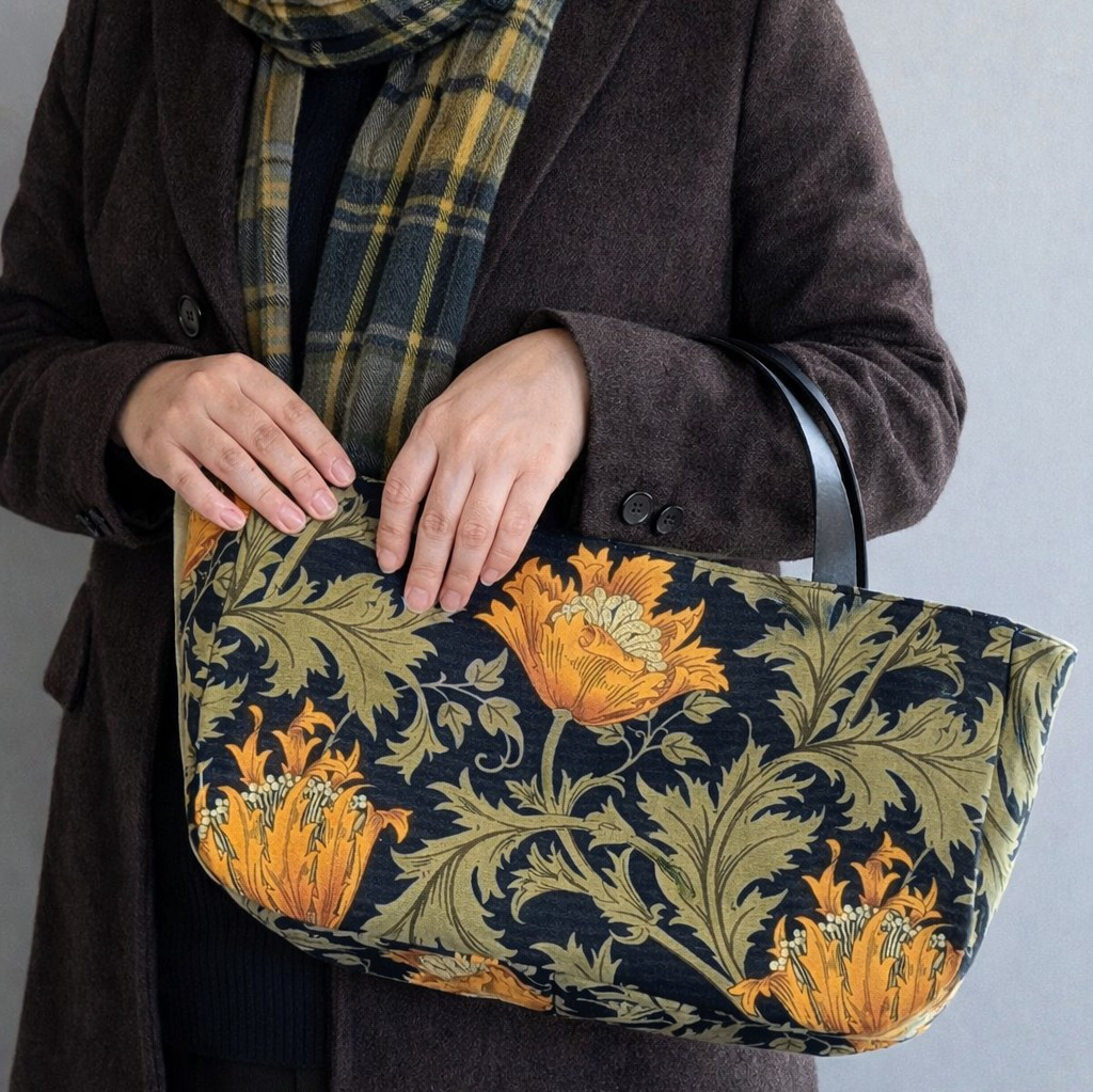 軽やかで品よく使える大人のトート｜ブラック アネモネ　ウィリアムモリス　横長トート　ヌメ革　帆布