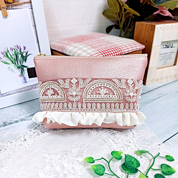 フェイクレザー バイカラー 刺繍リボン フリルポーチ♡ 1枚目の画像